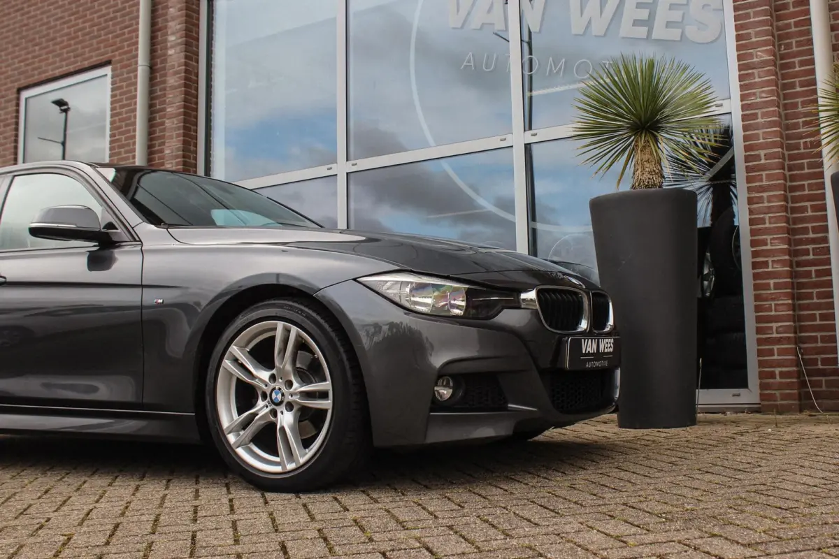 318i Centennial Executive M-sport | 2e eigenaar | HiFi audio | Navigatie | Bluetooth | Climate control | M-sportstuur | Cruise control | PDC | 18 inch | Trekhaak