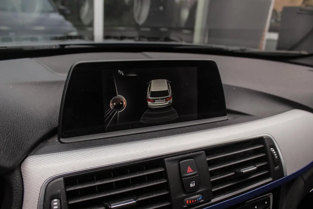 318i Centennial Executive M-sport | 2e eigenaar | HiFi audio | Navigatie | Bluetooth | Climate control | M-sportstuur | Cruise control | PDC | 18 inch | Trekhaak