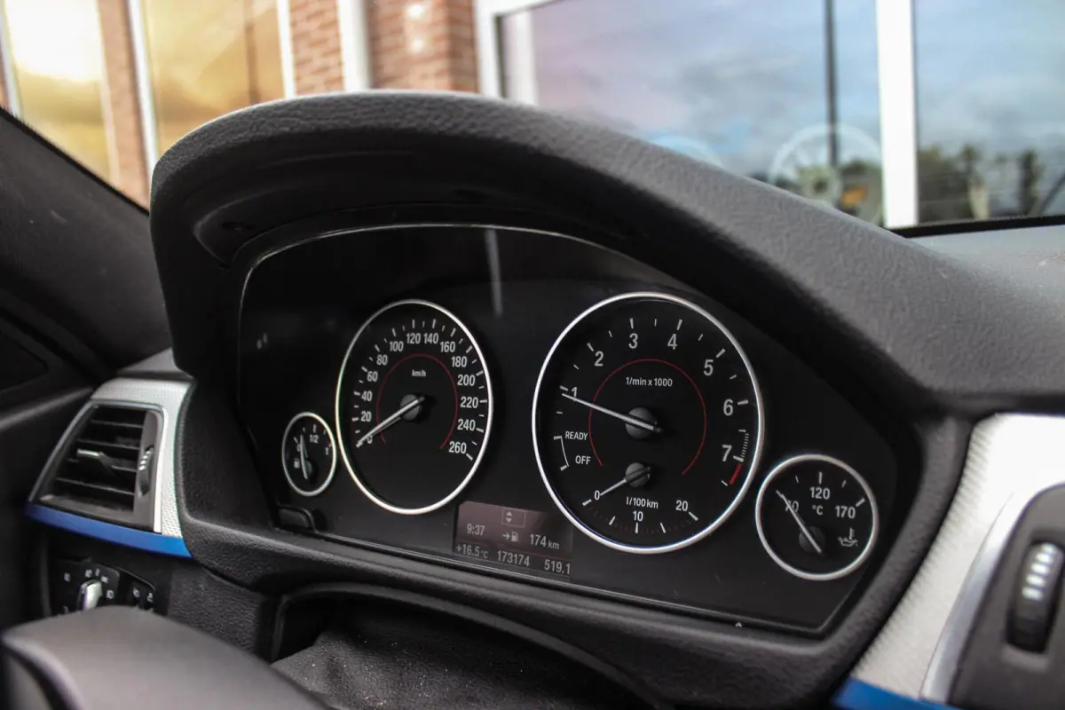 318i Centennial Executive M-sport | 2e eigenaar | HiFi audio | Navigatie | Bluetooth | Climate control | M-sportstuur | Cruise control | PDC | 18 inch | Trekhaak