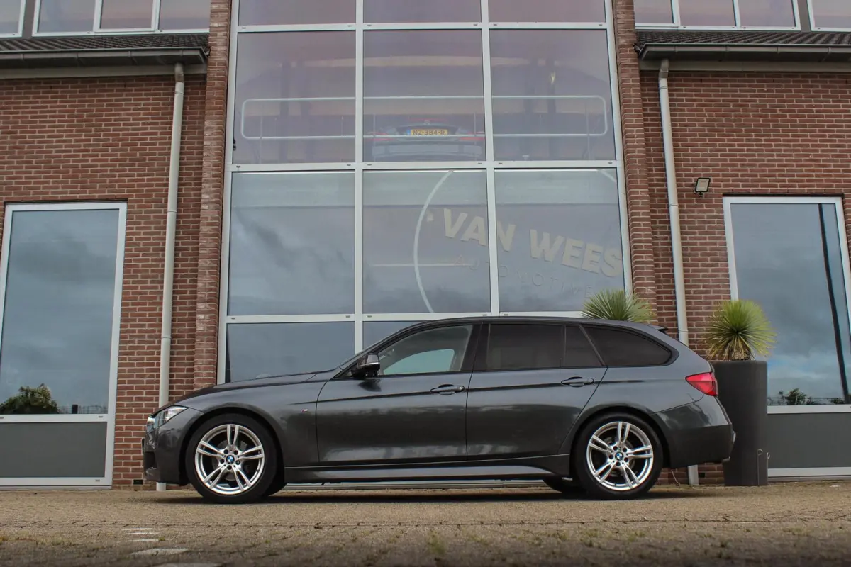 318i Centennial Executive M-sport | 2e eigenaar | HiFi audio | Navigatie | Bluetooth | Climate control | M-sportstuur | Cruise control | PDC | 18 inch | Trekhaak