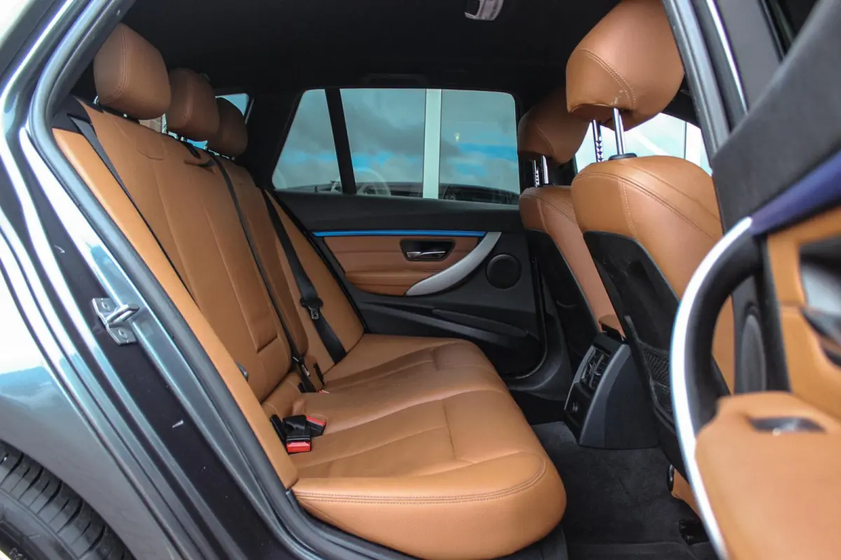 318i Centennial Executive M-sport | 2e eigenaar | HiFi audio | Navigatie | Bluetooth | Climate control | M-sportstuur | Cruise control | PDC | 18 inch | Trekhaak