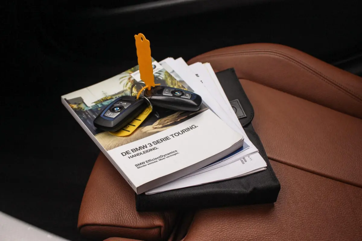 318i Centennial Executive M-sport | 2e eigenaar | HiFi audio | Navigatie | Bluetooth | Climate control | M-sportstuur | Cruise control | PDC | 18 inch | Trekhaak