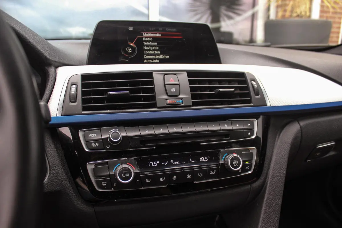 318i Centennial Executive M-sport | 2e eigenaar | HiFi audio | Navigatie | Bluetooth | Climate control | M-sportstuur | Cruise control | PDC | 18 inch | Trekhaak