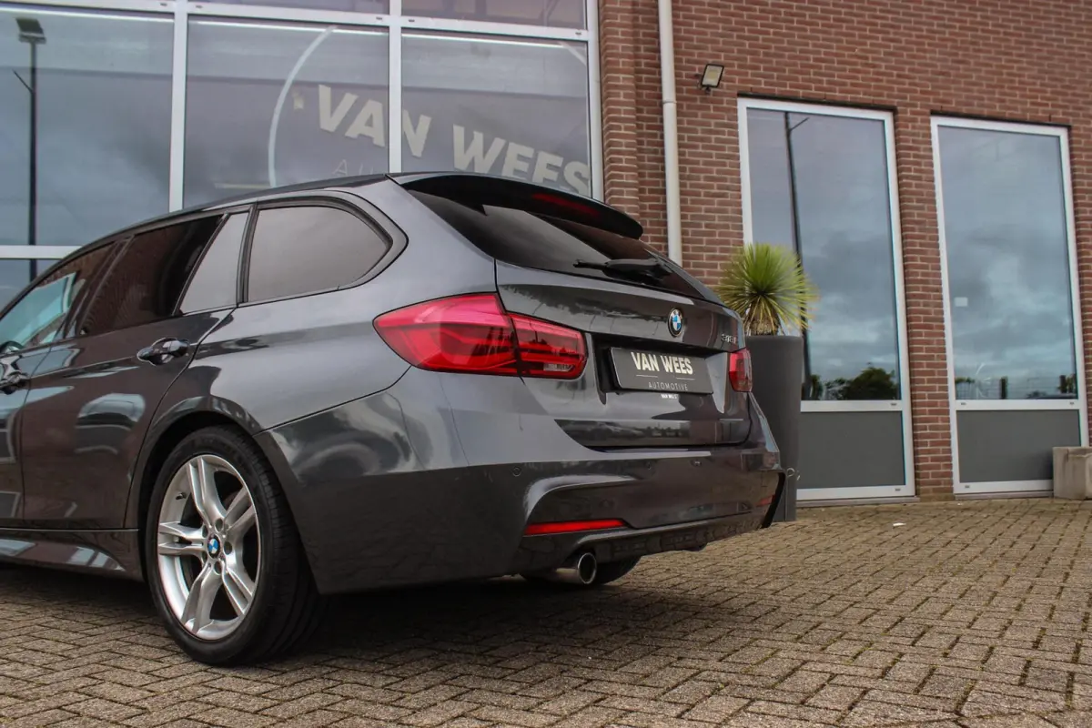318i Centennial Executive M-sport | 2e eigenaar | HiFi audio | Navigatie | Bluetooth | Climate control | M-sportstuur | Cruise control | PDC | 18 inch | Trekhaak