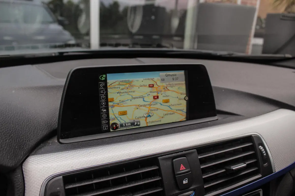 318i Centennial Executive M-sport | 2e eigenaar | HiFi audio | Navigatie | Bluetooth | Climate control | M-sportstuur | Cruise control | PDC | 18 inch | Trekhaak