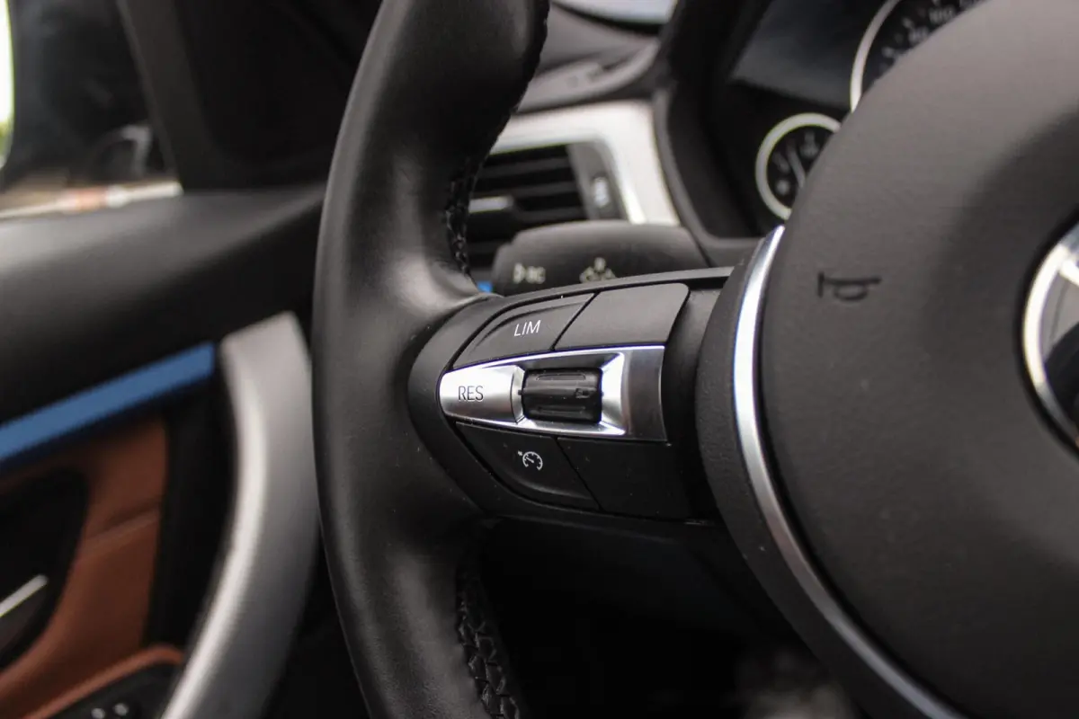 318i Centennial Executive M-sport | 2e eigenaar | HiFi audio | Navigatie | Bluetooth | Climate control | M-sportstuur | Cruise control | PDC | 18 inch | Trekhaak