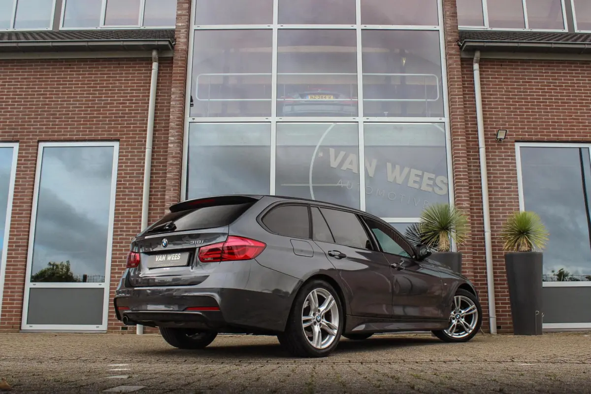 318i Centennial Executive M-sport | 2e eigenaar | HiFi audio | Navigatie | Bluetooth | Climate control | M-sportstuur | Cruise control | PDC | 18 inch | Trekhaak