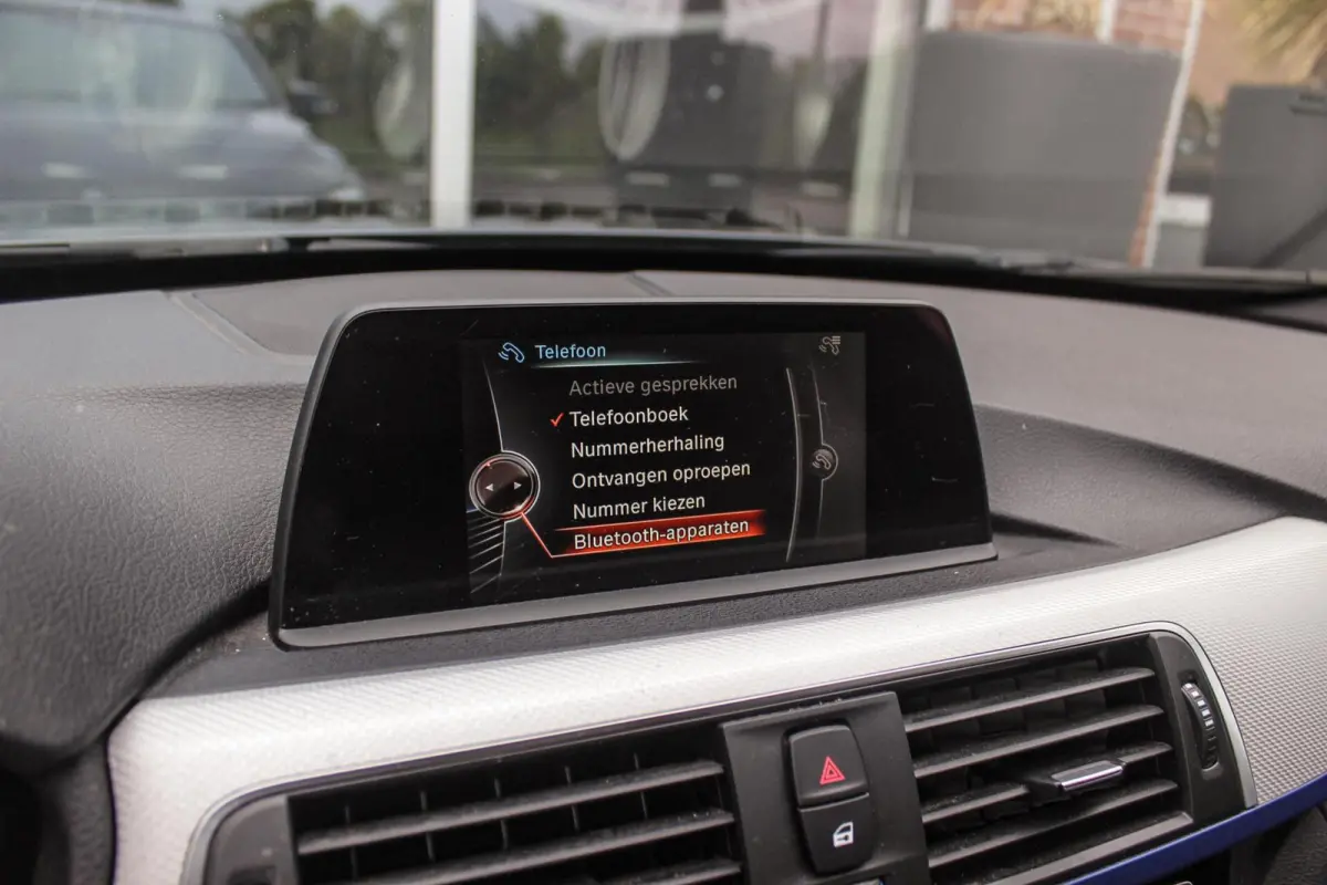 318i Centennial Executive M-sport | 2e eigenaar | HiFi audio | Navigatie | Bluetooth | Climate control | M-sportstuur | Cruise control | PDC | 18 inch | Trekhaak