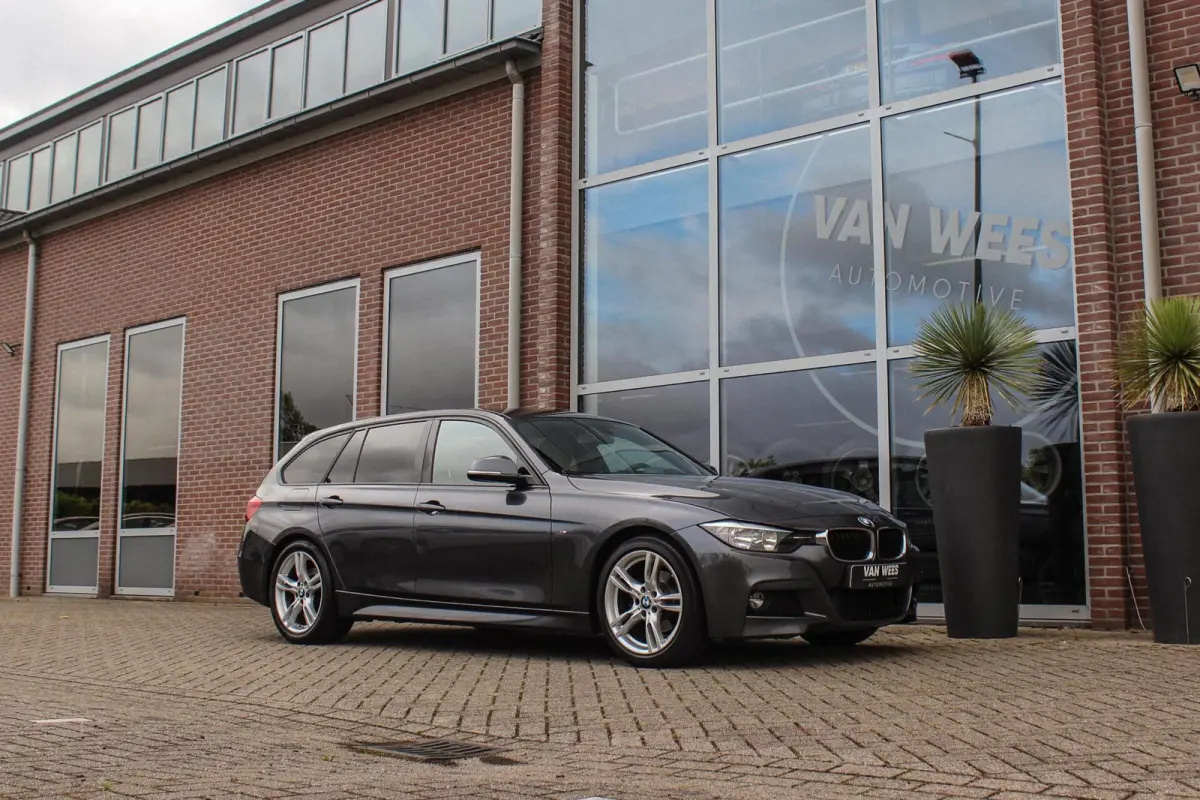 318i Centennial Executive M-sport | 2e eigenaar | HiFi audio | Navigatie | Bluetooth | Climate control | M-sportstuur | Cruise control | PDC | 18 inch | Trekhaak