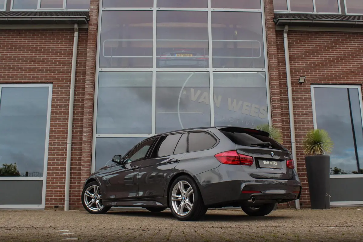 318i Centennial Executive M-sport | 2e eigenaar | HiFi audio | Navigatie | Bluetooth | Climate control | M-sportstuur | Cruise control | PDC | 18 inch | Trekhaak