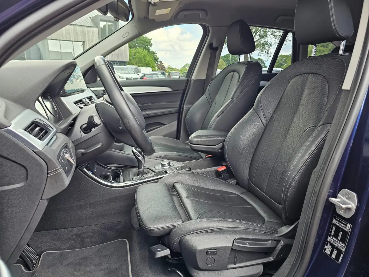 sDrive20i VDL Nedcar Edition | LED | Trekhaak | Leder | Stoelverwarming | Camera | Elek. achterklep |