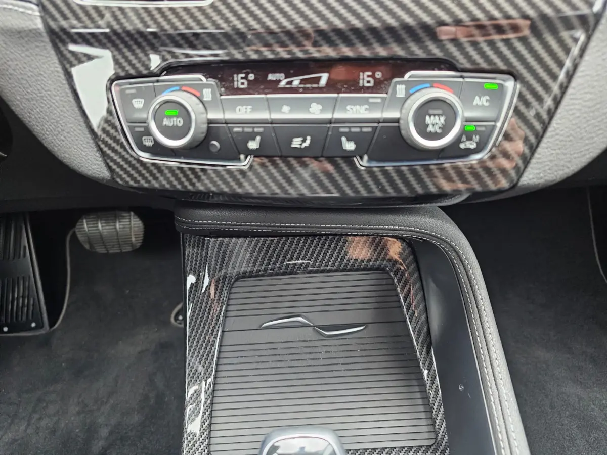 sDrive20i VDL Nedcar Edition | LED | Trekhaak | Leder | Stoelverwarming | Camera | Elek. achterklep |