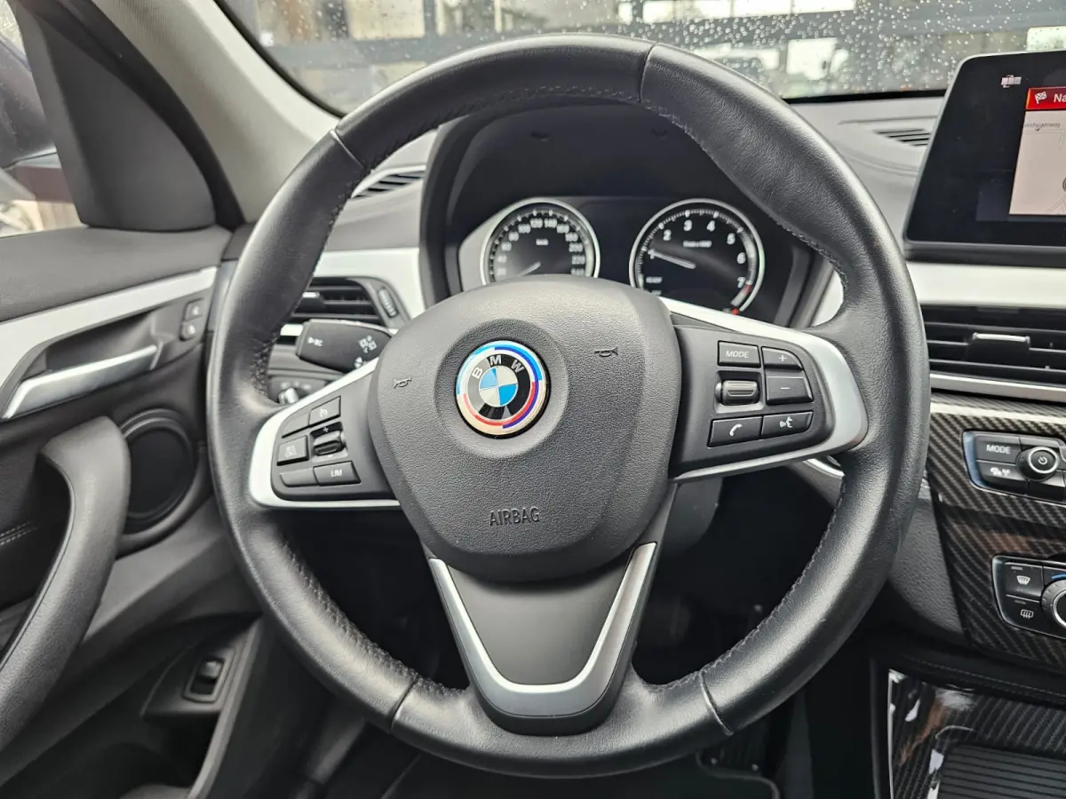 sDrive20i VDL Nedcar Edition | LED | Trekhaak | Leder | Stoelverwarming | Camera | Elek. achterklep |