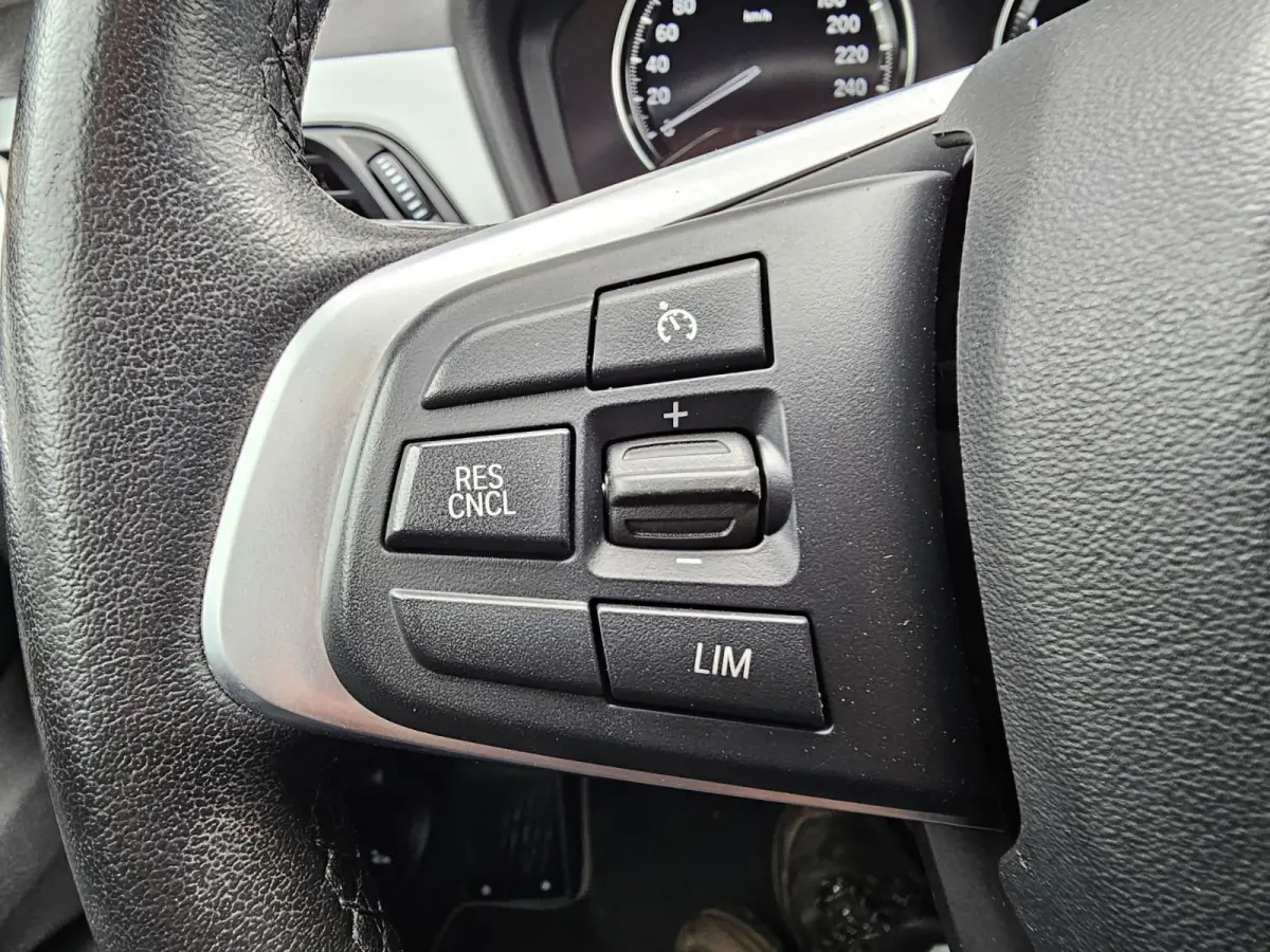 sDrive20i VDL Nedcar Edition | LED | Trekhaak | Leder | Stoelverwarming | Camera | Elek. achterklep |