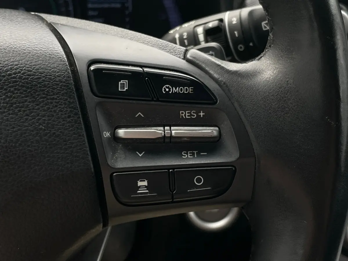 EV Premium 64 kWh SOH100%|1E EIG DEALEROND|STOEL.VRM+VERKOELING|LEER|KEYLESSGO|HEADUP|STUUR.VRM|LANE ASS|ADAPT.CRUISE