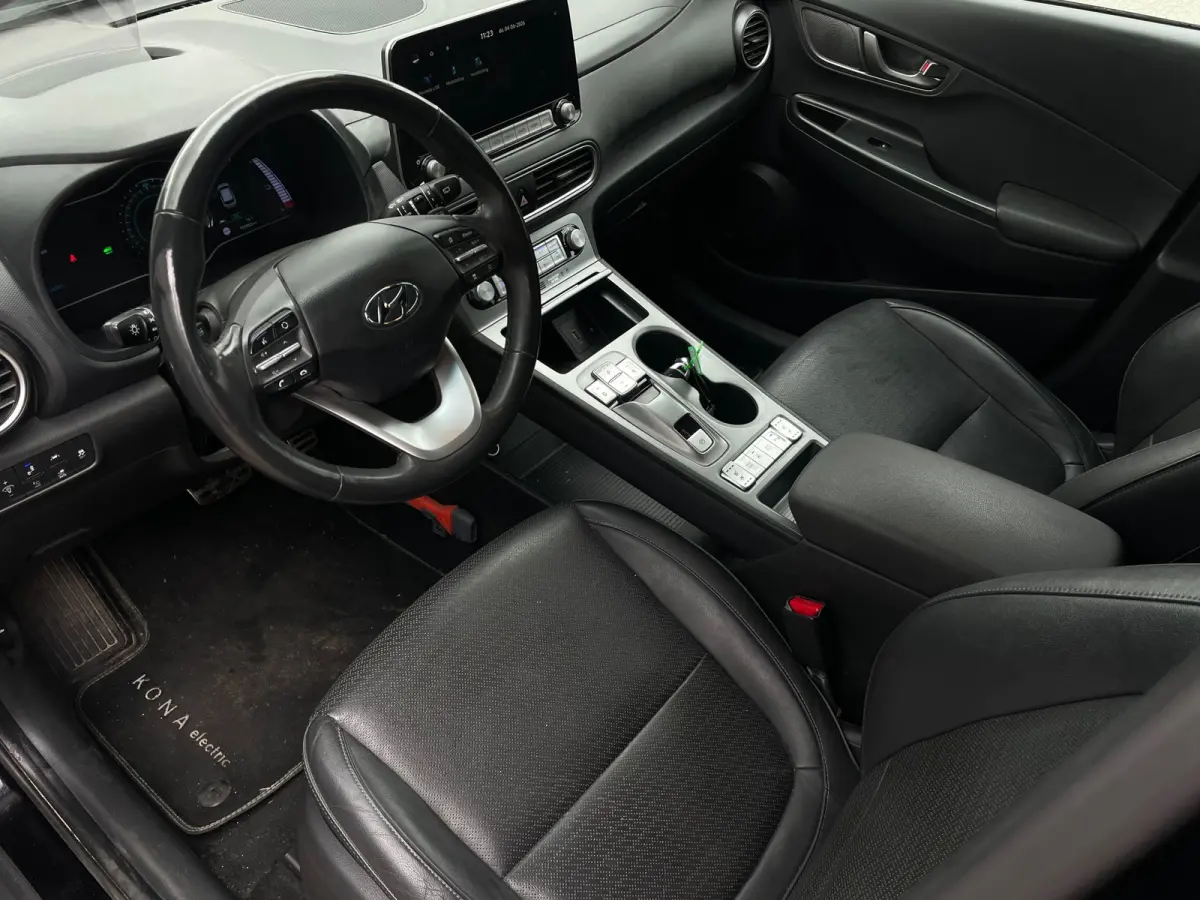 EV Premium 64 kWh SOH100%|1E EIG DEALEROND|STOEL.VRM+VERKOELING|LEER|KEYLESSGO|HEADUP|STUUR.VRM|LANE ASS|ADAPT.CRUISE