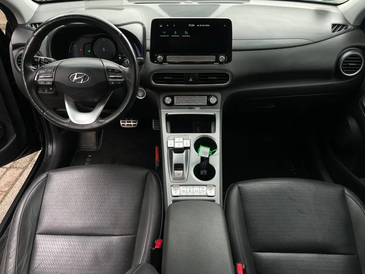 EV Premium 64 kWh SOH100%|1E EIG DEALEROND|STOEL.VRM+VERKOELING|LEER|KEYLESSGO|HEADUP|STUUR.VRM|LANE ASS|ADAPT.CRUISE