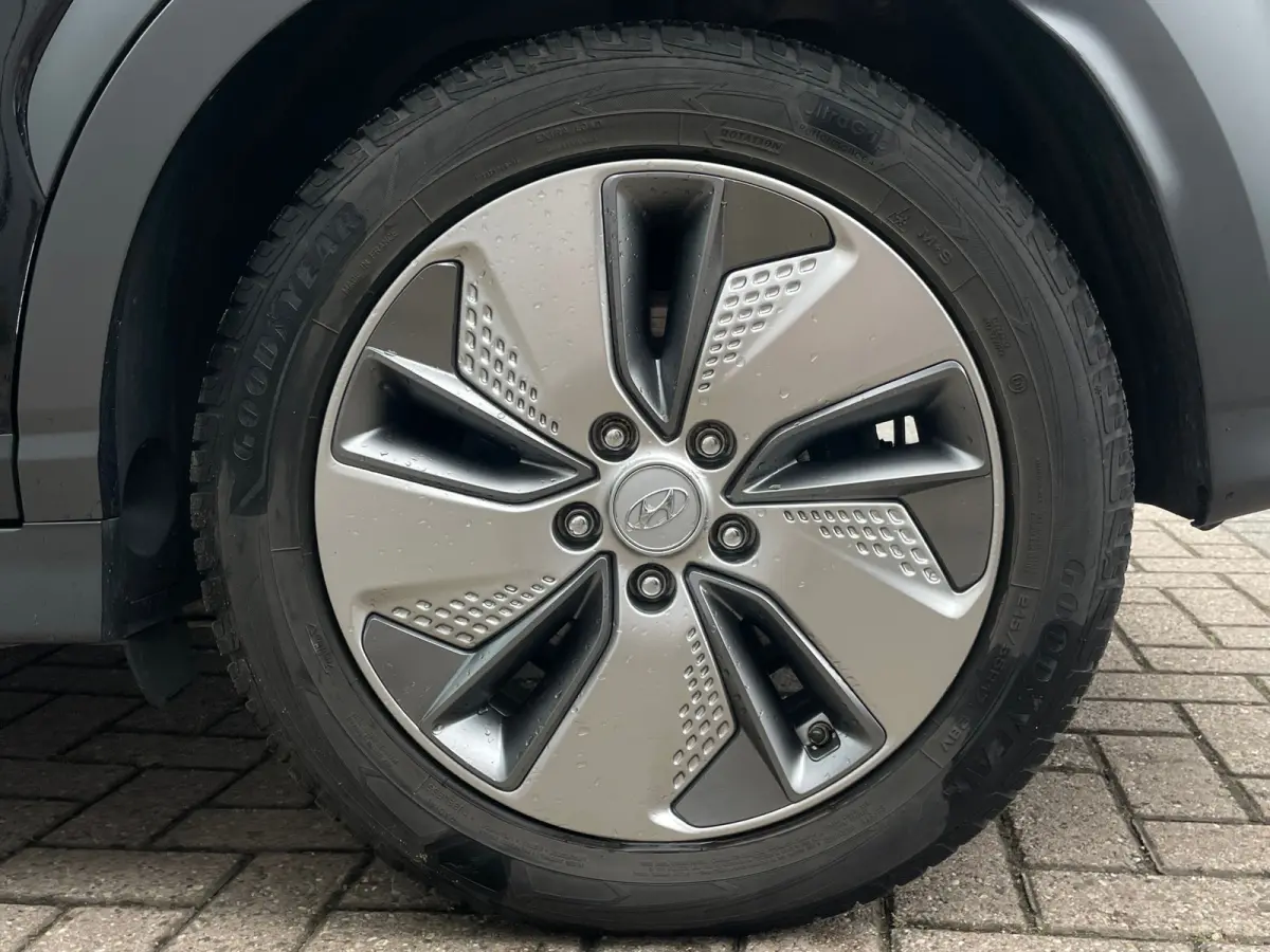 EV Premium 64 kWh SOH100%|1E EIG DEALEROND|STOEL.VRM+VERKOELING|LEER|KEYLESSGO|HEADUP|STUUR.VRM|LANE ASS|ADAPT.CRUISE