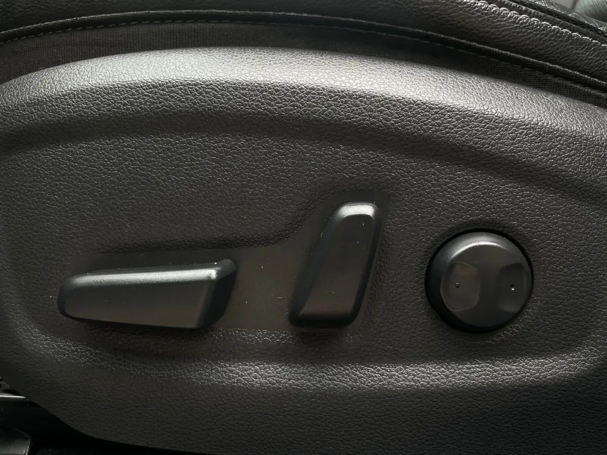 EV Premium 64 kWh SOH100%|1E EIG DEALEROND|STOEL.VRM+VERKOELING|LEER|KEYLESSGO|HEADUP|STUUR.VRM|LANE ASS|ADAPT.CRUISE