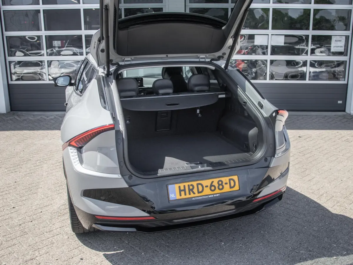 Plus 84 kWh 20"LM velgen | Stoelventilatie + Stoelverwarming | Leder | Elek verstelling voorstoelen