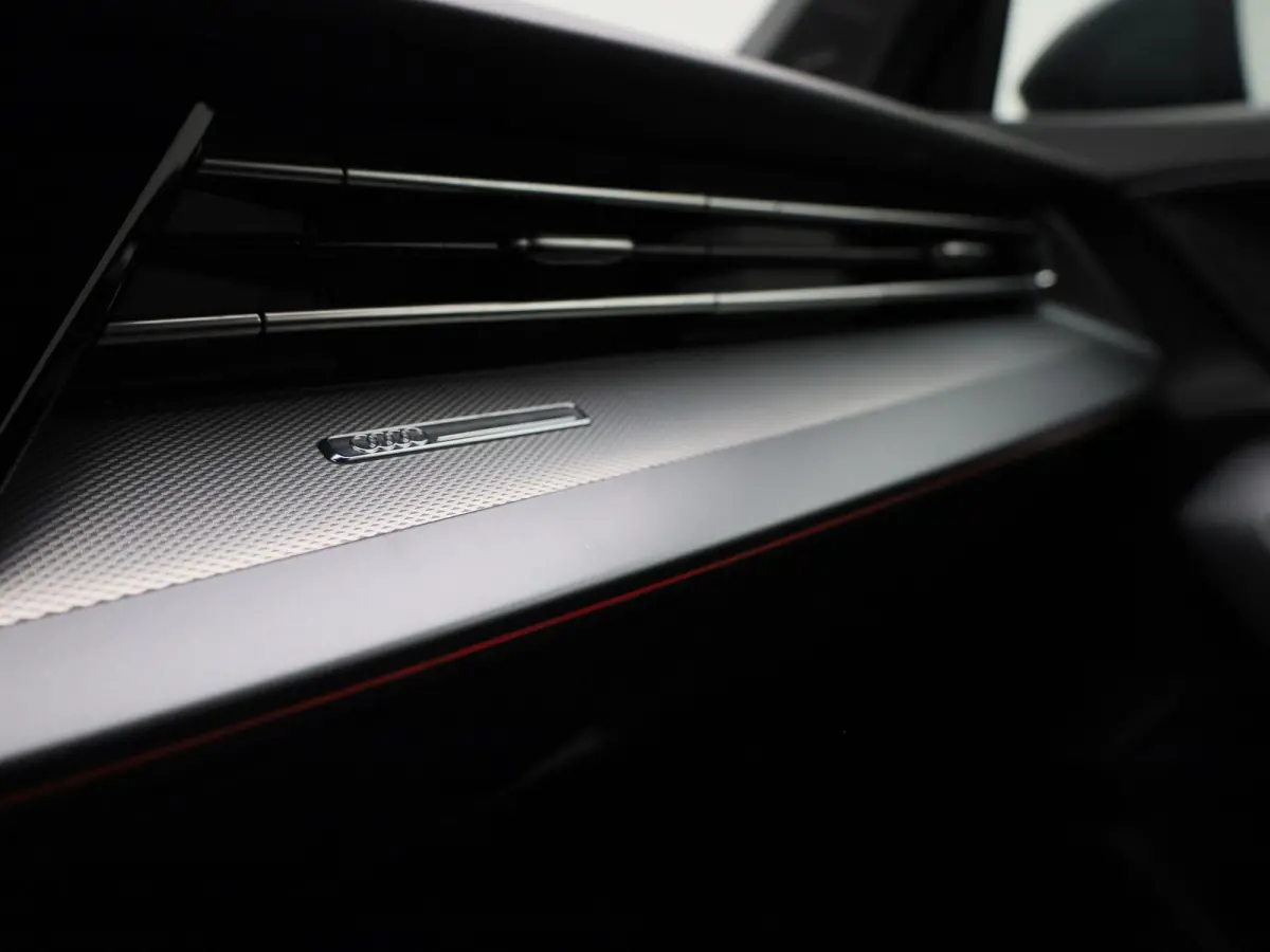 40 TFSI e S edition 204 PK | Adaptive cruise control | Navigatie | Sonos | Climate control | Achteruitrijcamera | Head-up display | Stoelverwarming | Optiekpakket zwart plus | Ledkoplampen |