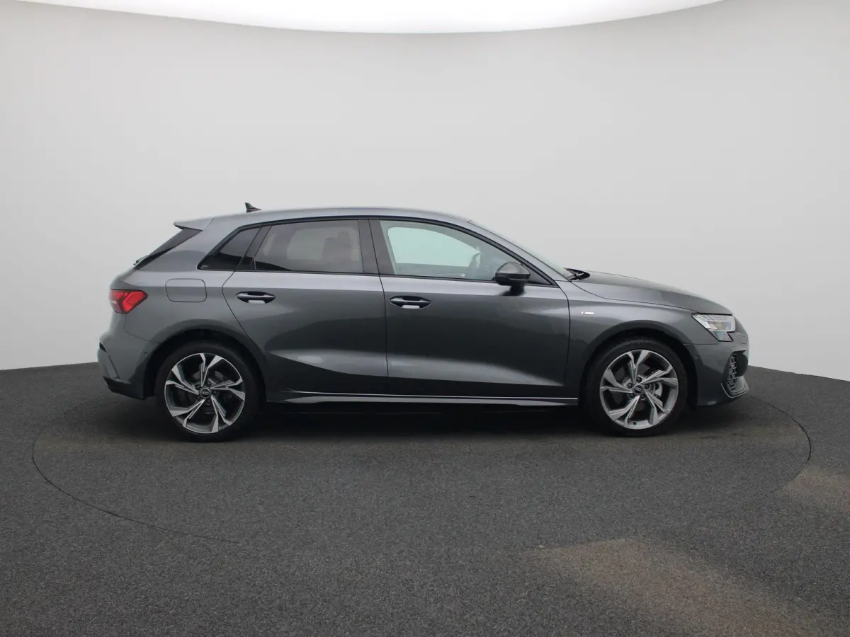 40 TFSI e S edition 204 PK | Adaptive cruise control | Navigatie | Sonos | Climate control | Achteruitrijcamera | Head-up display | Stoelverwarming | Optiekpakket zwart plus | Ledkoplampen |