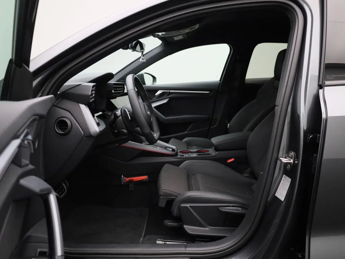 40 TFSI e S edition 204 PK | Adaptive cruise control | Navigatie | Sonos | Climate control | Achteruitrijcamera | Head-up display | Stoelverwarming | Optiekpakket zwart plus | Ledkoplampen |