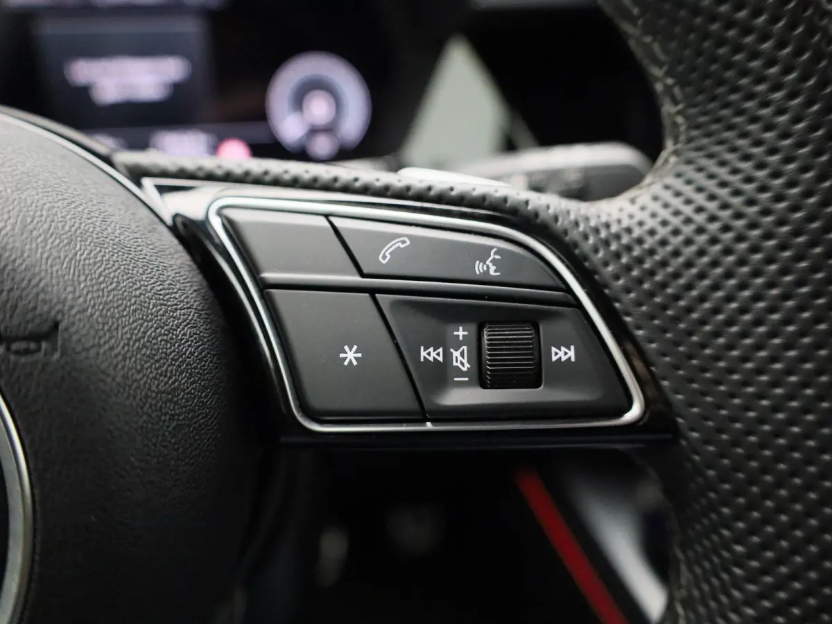 40 TFSI e S edition 204 PK | Adaptive cruise control | Navigatie | Sonos | Climate control | Achteruitrijcamera | Head-up display | Stoelverwarming | Optiekpakket zwart plus | Ledkoplampen |