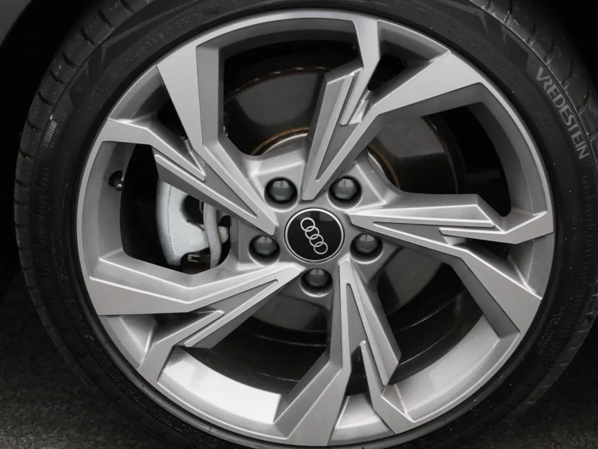 40 TFSI e S edition 204 PK | Adaptive cruise control | Navigatie | Sonos | Climate control | Achteruitrijcamera | Head-up display | Stoelverwarming | Optiekpakket zwart plus | Ledkoplampen |