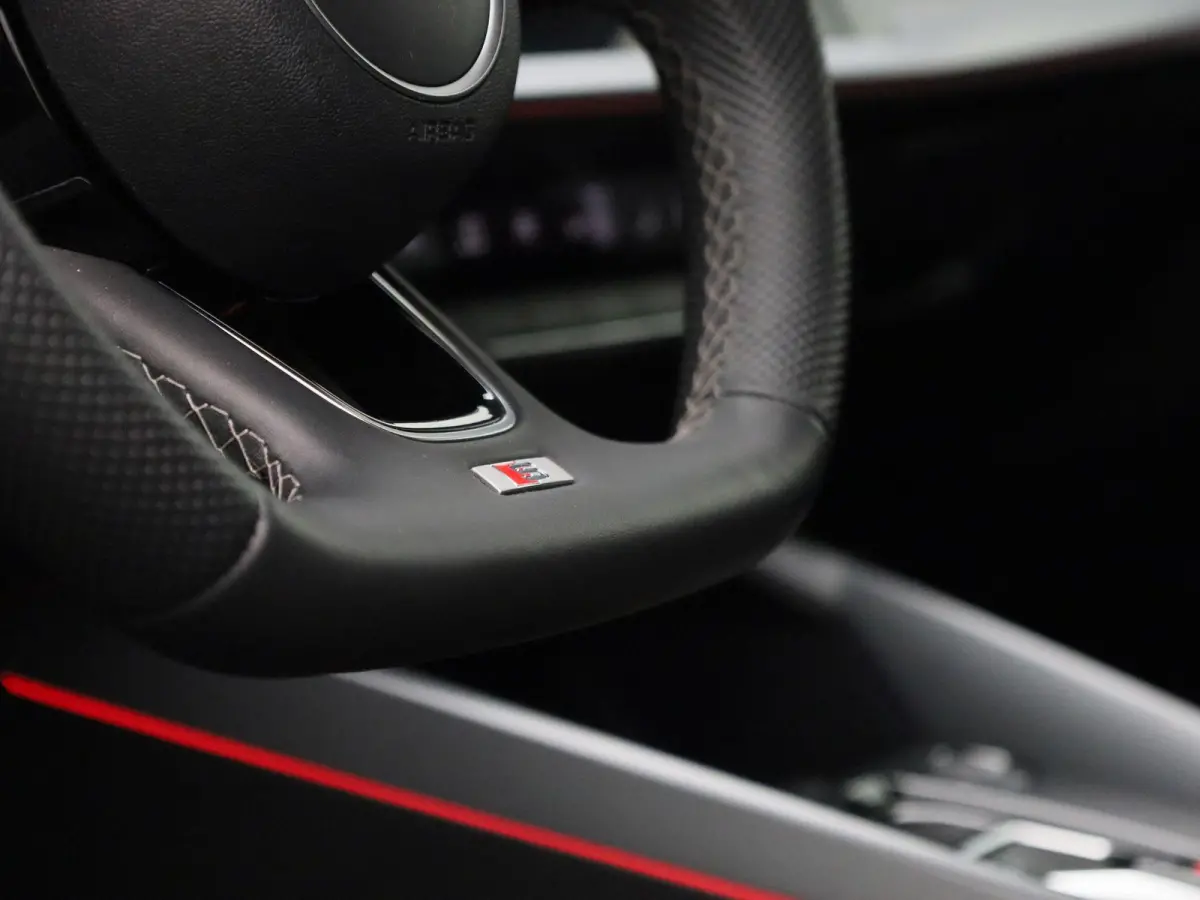 40 TFSI e S edition 204 PK | Adaptive cruise control | Navigatie | Sonos | Climate control | Achteruitrijcamera | Head-up display | Stoelverwarming | Optiekpakket zwart plus | Ledkoplampen |