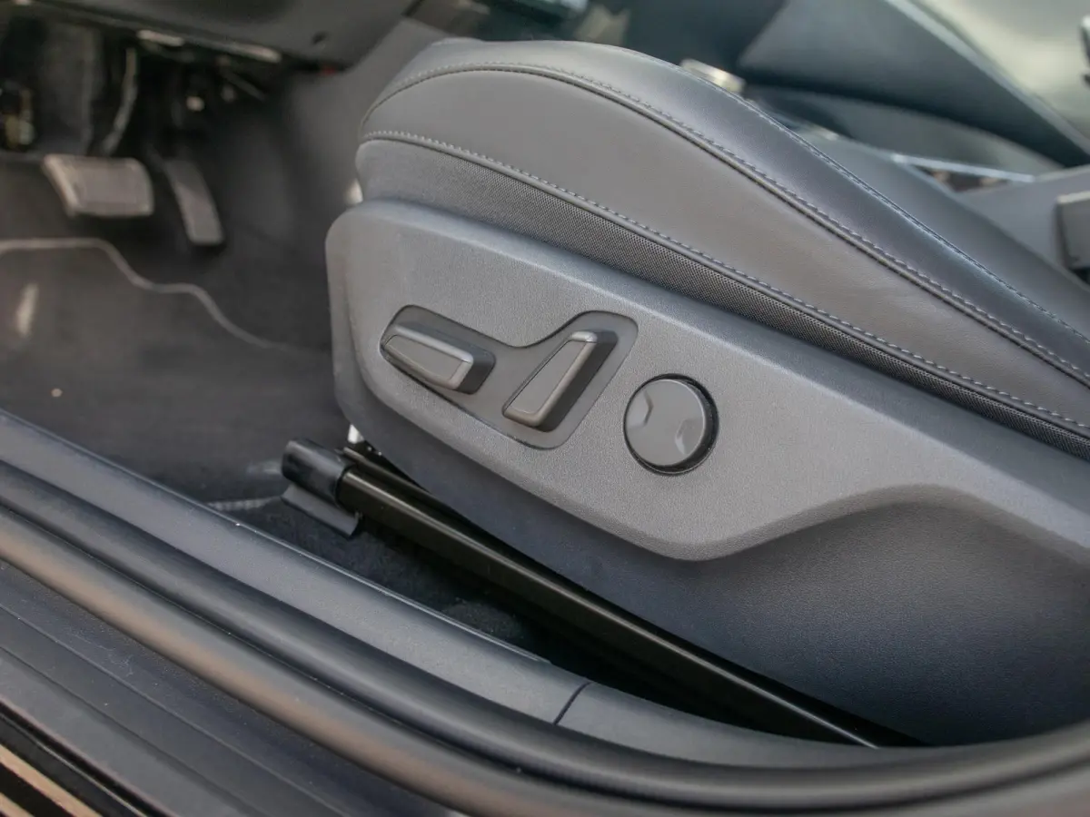 Plus 64.8 kWh l Stoel Stuurverwarming l Lederlook bekleding l SOH 99,1% l