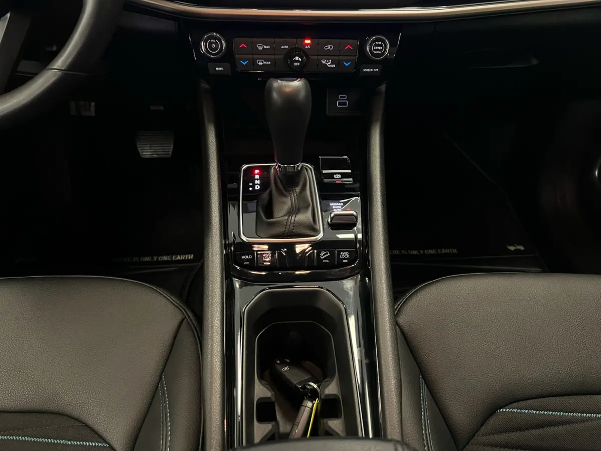 4xe 240 PK / PLUG-IN HYBRID ELECTRIC / UPLAND / NAVI / LEDER / STOEL-STUURVERW. /