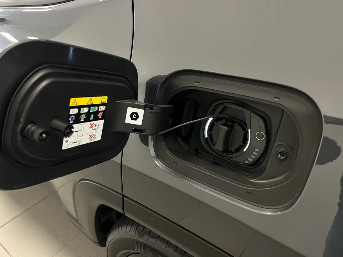 4xe 240 PK / PLUG-IN HYBRID ELECTRIC / UPLAND / NAVI / LEDER / STOEL-STUURVERW. /