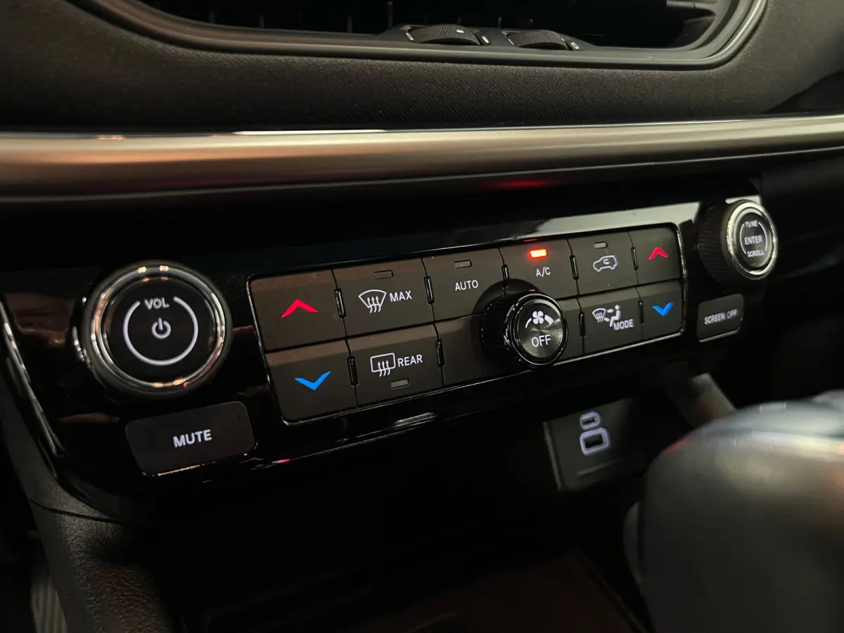 4xe 240 PK / PLUG-IN HYBRID ELECTRIC / UPLAND / NAVI / LEDER / STOEL-STUURVERW. /