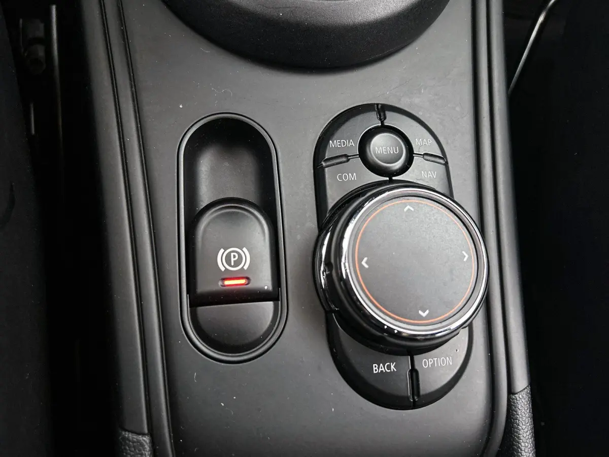 1.5 Cooper Dutch Made Edition | HARMAN KARDON | STOELVERWARMING | NAVIGATIE | 18 INCH VELGEN | ZWART DAK | KLIMAATREGELING