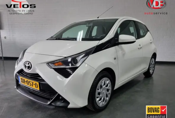 1.0 VVT-i x-play Automaat