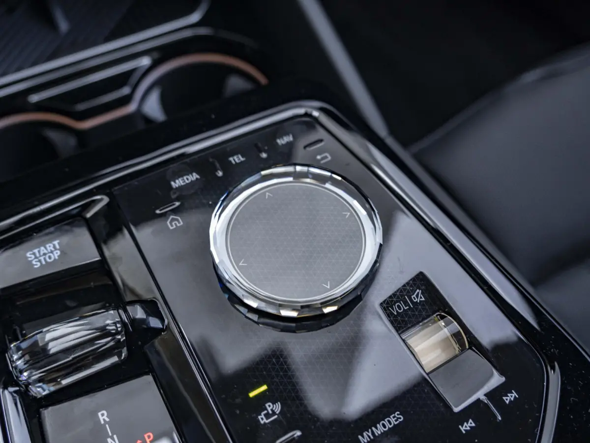 eDrive40 | M Sportpakket Pro | Stuurwielverwarming | Adaptief onderstel Professional | 21 inch | M Stoelen | Driving Assistent Plus | Bowers & Wilkins Audiosysteem | Trekhaak