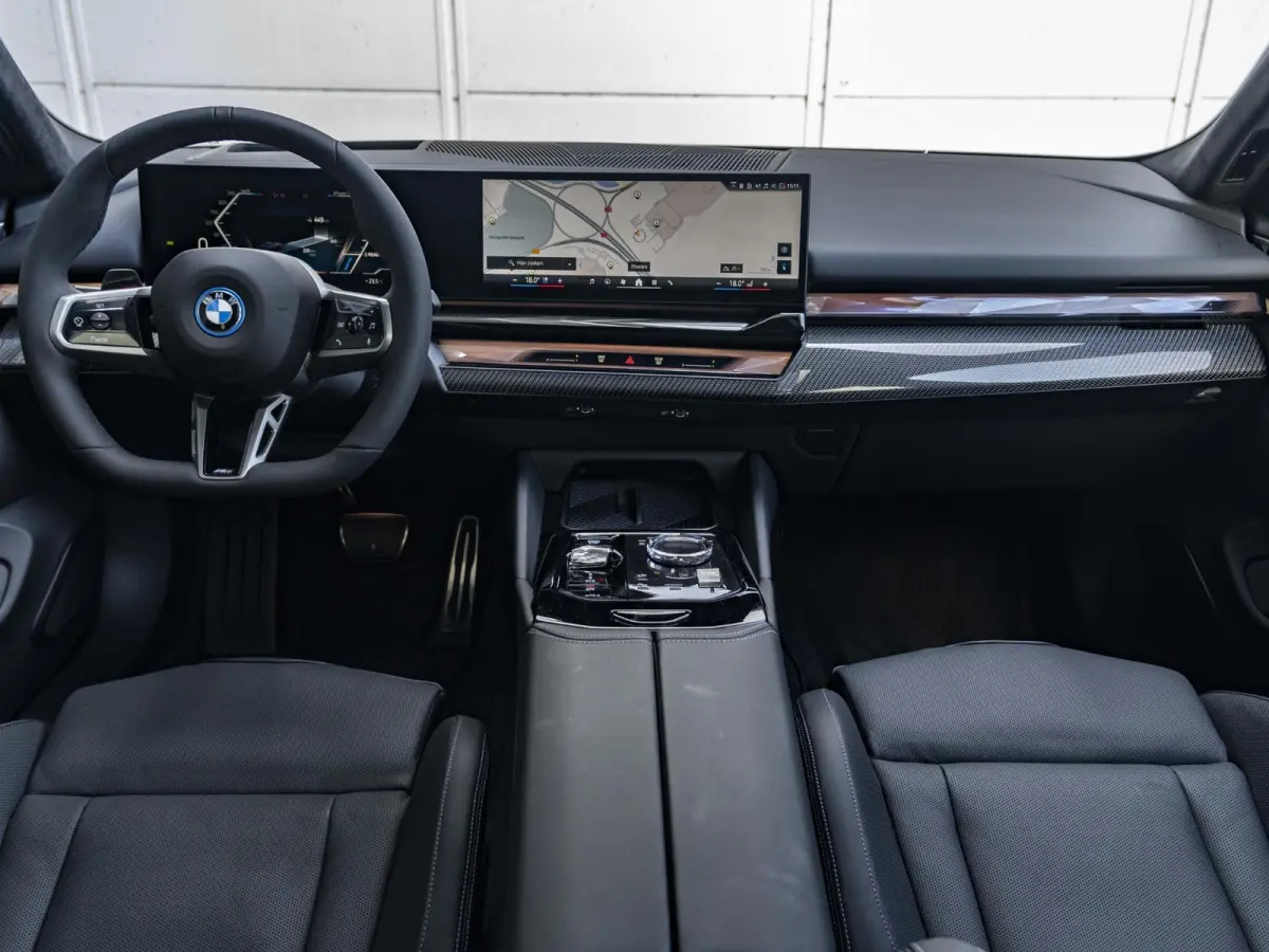 eDrive40 | M Sportpakket Pro | Stuurwielverwarming | Adaptief onderstel Professional | 21 inch | M Stoelen | Driving Assistent Plus | Bowers & Wilkins Audiosysteem | Trekhaak