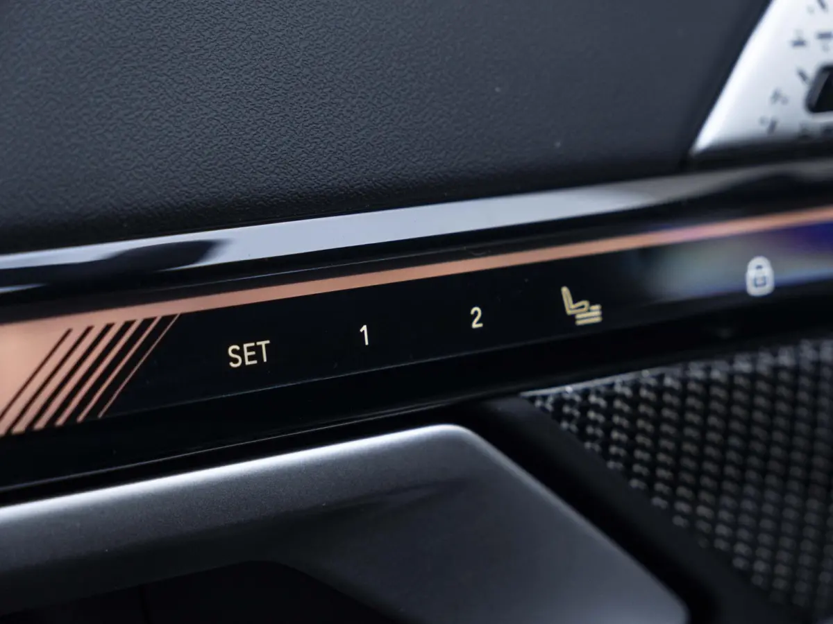 eDrive40 | M Sportpakket Pro | Stuurwielverwarming | Adaptief onderstel Professional | 21 inch | M Stoelen | Driving Assistent Plus | Bowers & Wilkins Audiosysteem | Trekhaak