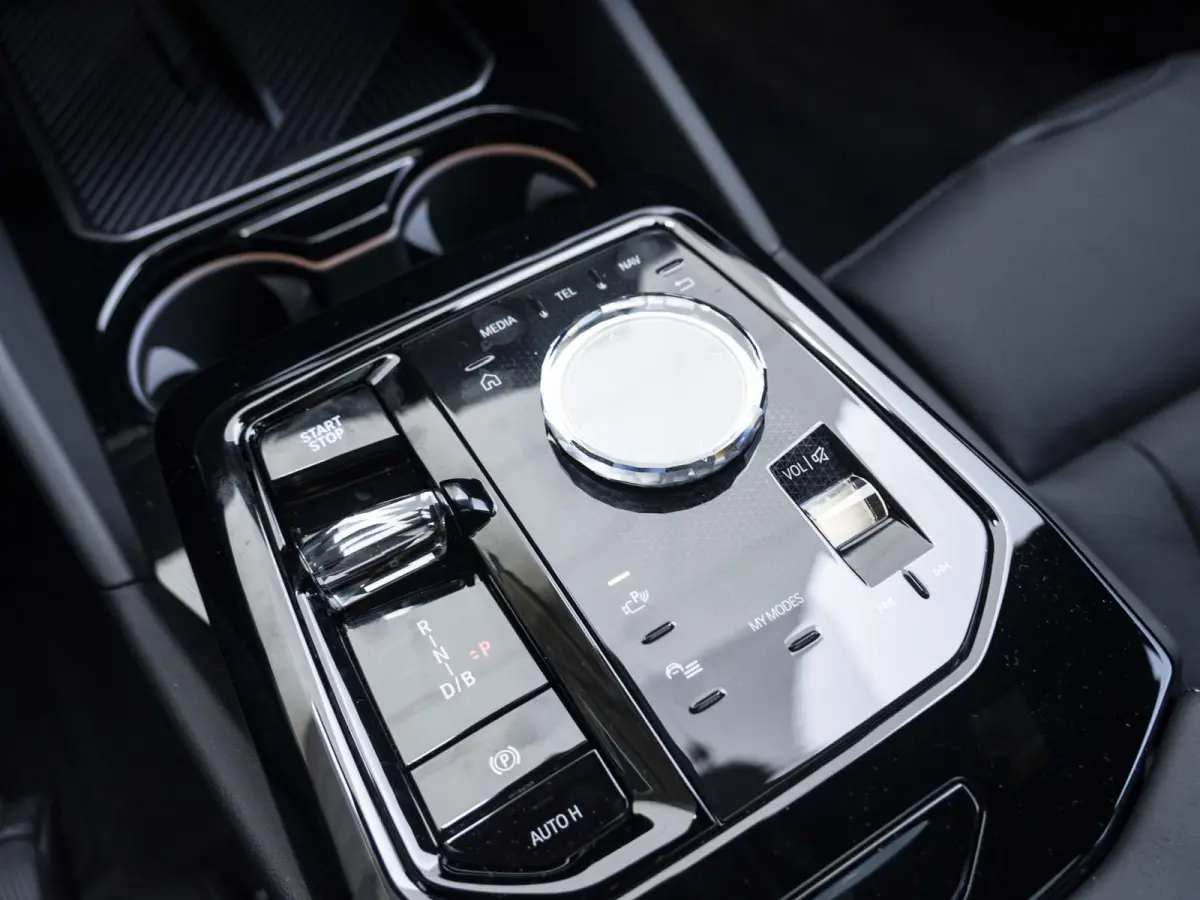 eDrive40 | M Sportpakket Pro | Stuurwielverwarming | Adaptief onderstel Professional | 21 inch | M Stoelen | Driving Assistent Plus | Bowers & Wilkins Audiosysteem | Trekhaak