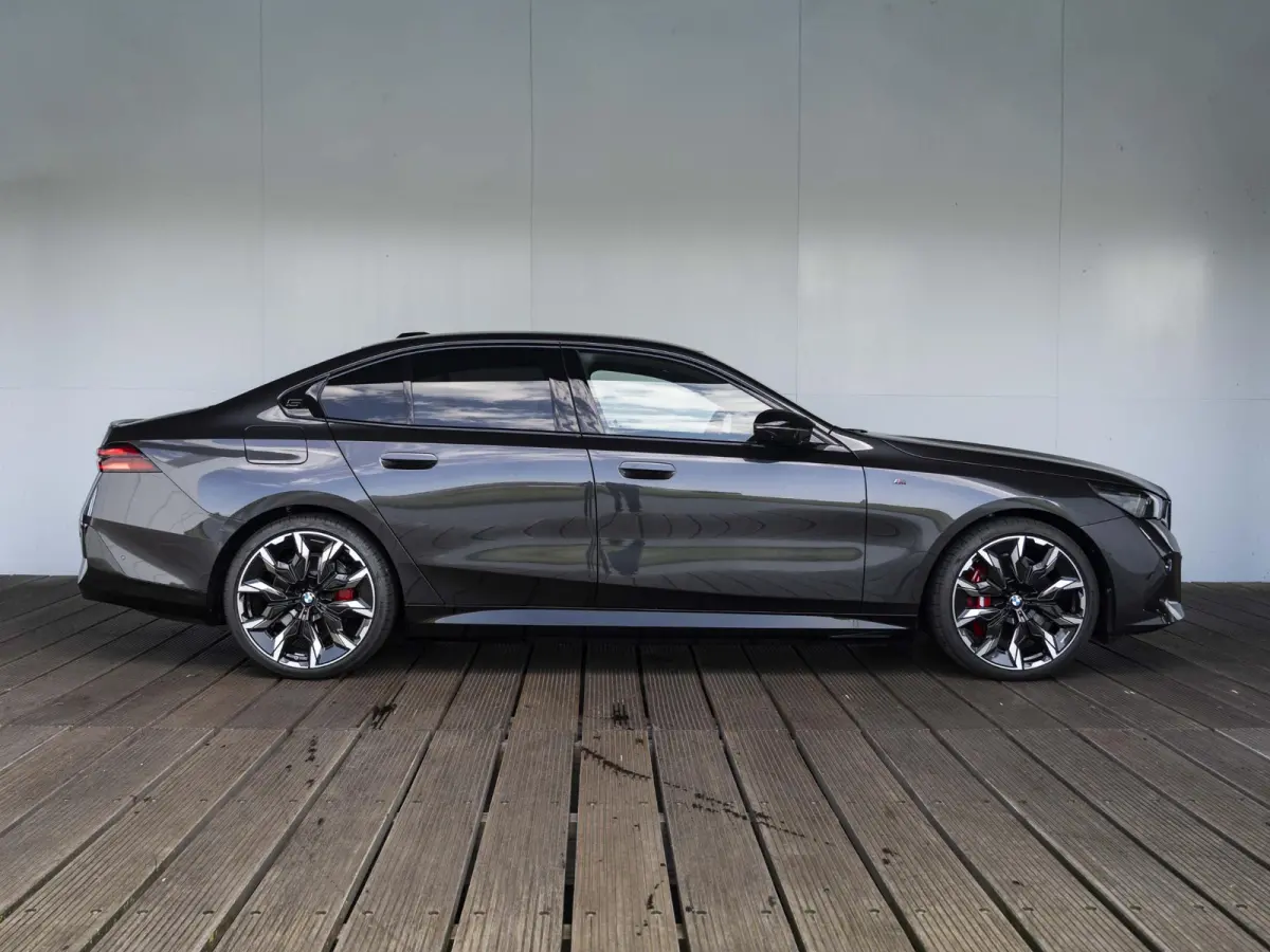eDrive40 | M Sportpakket Pro | Stuurwielverwarming | Adaptief onderstel Professional | 21 inch | M Stoelen | Driving Assistent Plus | Bowers & Wilkins Audiosysteem | Trekhaak