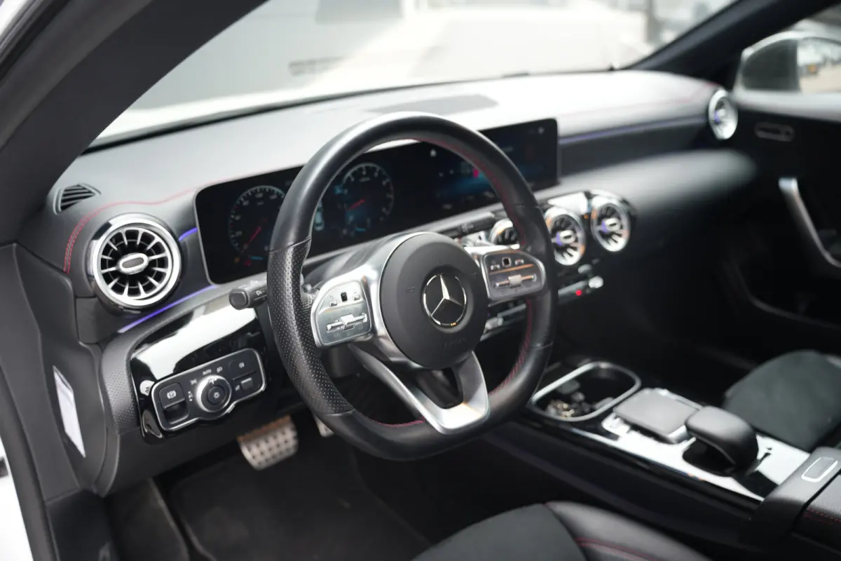 250 Premium Plus Navigatie | Cruise control | Voorstoelen verwarmd | AMG look | Lichtmetalen velgen 18"