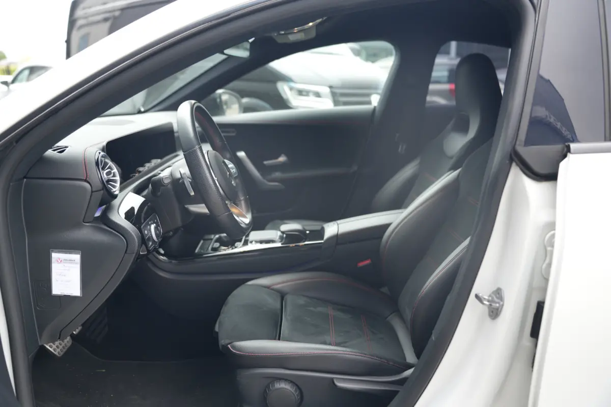250 Premium Plus Navigatie | Cruise control | Voorstoelen verwarmd | AMG look | Lichtmetalen velgen 18"