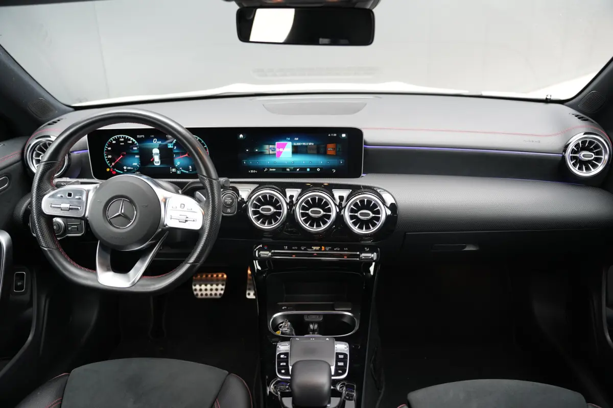 250 Premium Plus Navigatie | Cruise control | Voorstoelen verwarmd | AMG look | Lichtmetalen velgen 18"