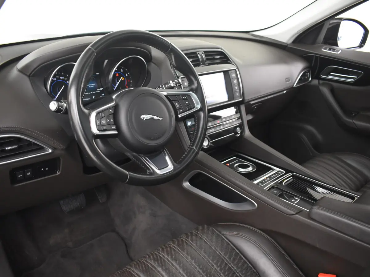 2.0 Portfolio AWD 30t 300pk AUTO | Lederen bekleding | Elektrisch verstelb. voorstoelen | Panoramadak | Trekhaak | Elektrische achterklep | Cruise control | Achteruitrijcamera | 18" LMV