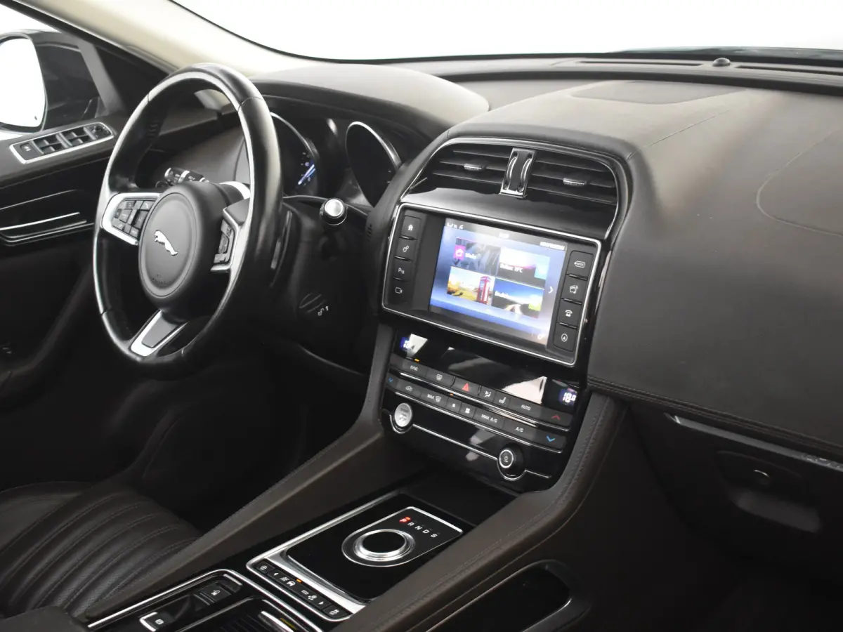 2.0 Portfolio AWD 30t 300pk AUTO | Lederen bekleding | Elektrisch verstelb. voorstoelen | Panoramadak | Trekhaak | Elektrische achterklep | Cruise control | Achteruitrijcamera | 18" LMV