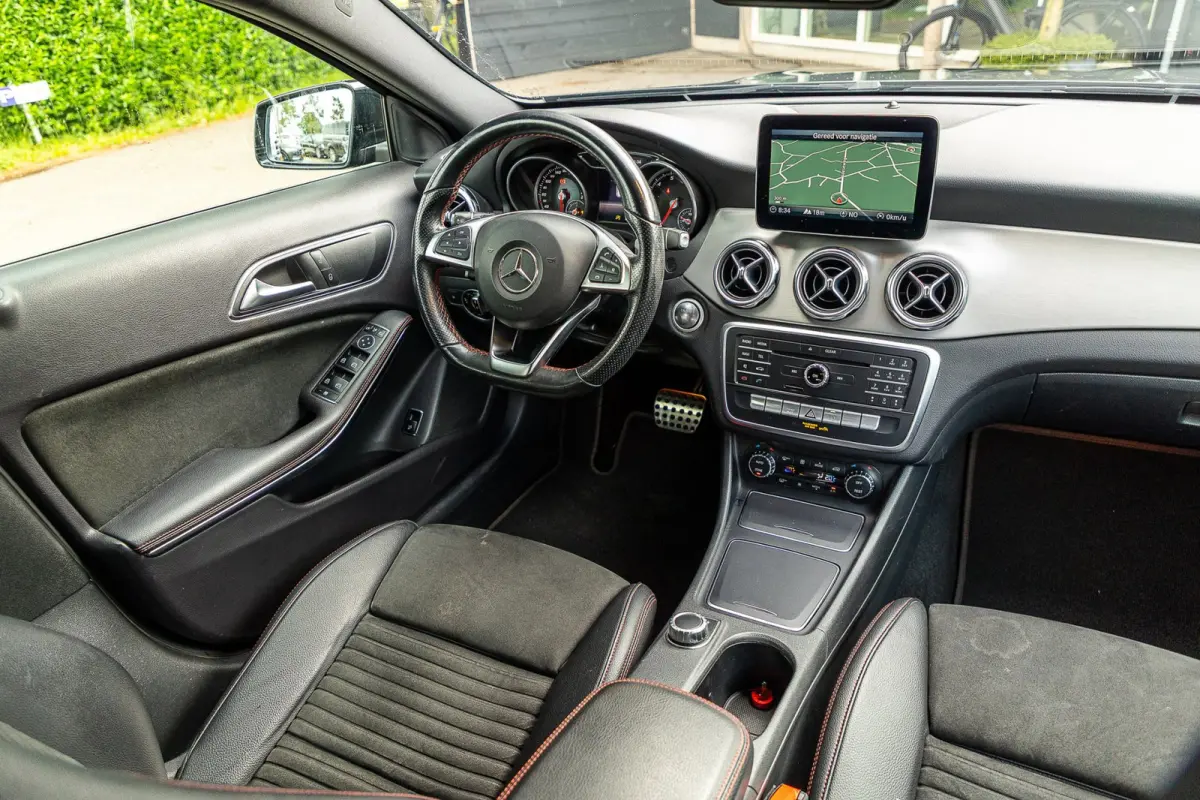 180 Business Solution AMG Night Upgrade I Trekhaak I Cruise I Navigatie I 19 Inch I Led I Camera