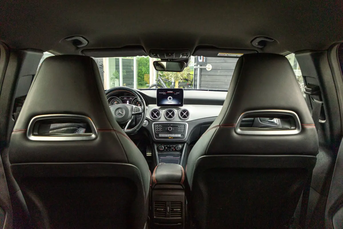 180 Business Solution AMG Night Upgrade I Trekhaak I Cruise I Navigatie I 19 Inch I Led I Camera