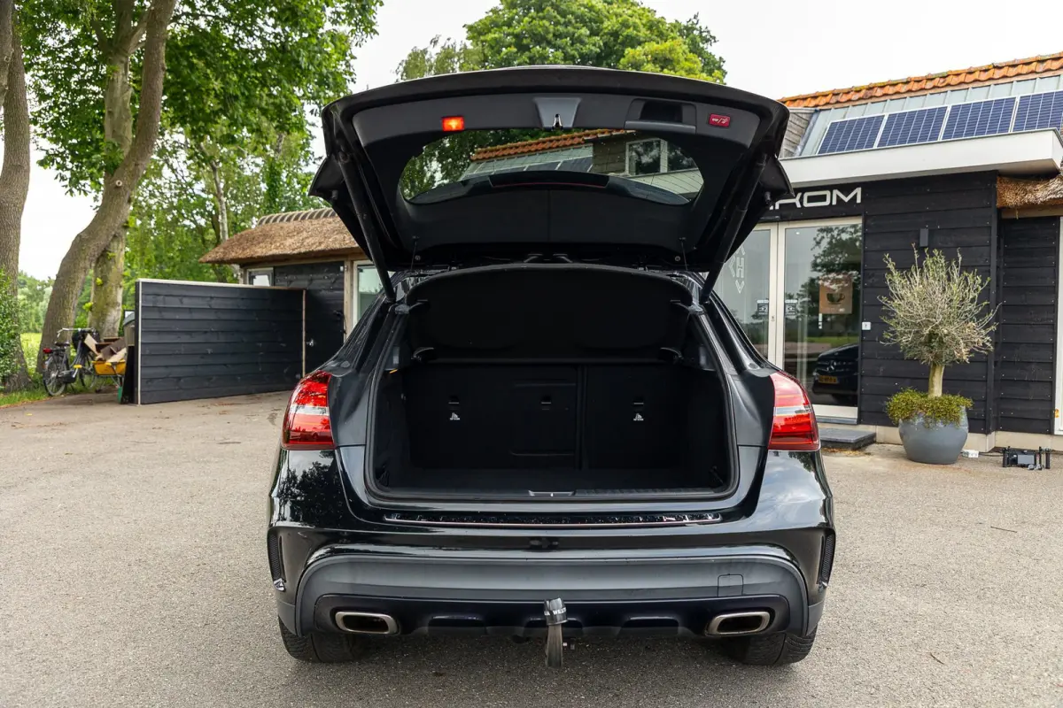 180 Business Solution AMG Night Upgrade I Trekhaak I Cruise I Navigatie I 19 Inch I Led I Camera