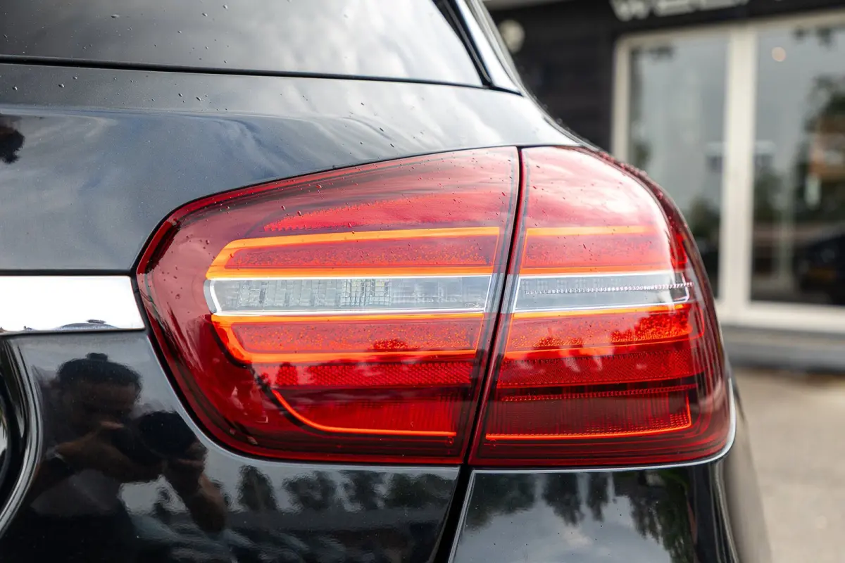 180 Business Solution AMG Night Upgrade I Trekhaak I Cruise I Navigatie I 19 Inch I Led I Camera